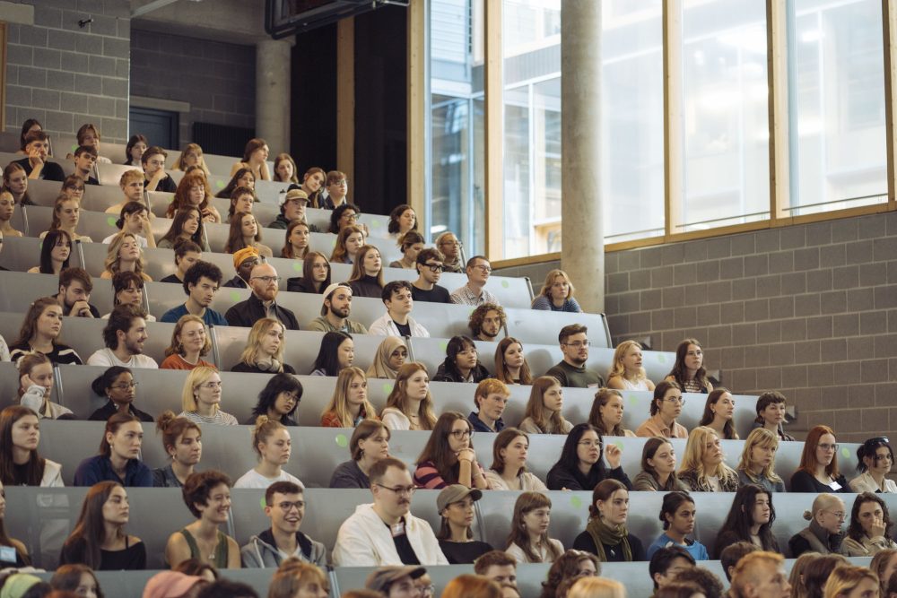 Menschen im Hörsaal