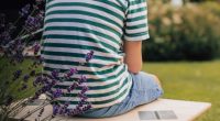 Hocker aus Büchern mit Person_Carsten_Schelling Entwurf 45 SoSe 2025 Bild: Unbekannt