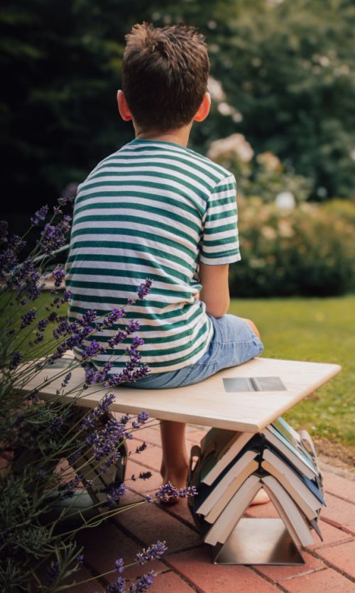 Hocker aus Büchern mit Person_Carsten_Schelling Entwurf 45 SoSe 2025 Bild: Unbekannt