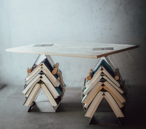 Hocker aus Büchern_Carsten_Schelling Entwurf 45 SoSe 2025 Bild: Unbekannt