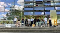 Gruppenfoto Menschen vor Hochschule mit Stühlen Carsten_Schelling_Entwurf 45_SoSe 2025