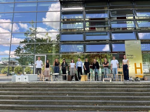 Gruppenfoto Menschen vor Hochschule mit Stühlen Carsten_Schelling_Entwurf 45_SoSe 2025