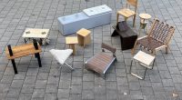 Stühle stehen auf dem Boden Draußen Carsten_Schelling_Entwurf 45_SoSe 2025