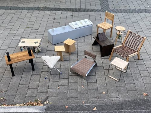 Stühle stehen auf dem Boden Draußen Carsten_Schelling_Entwurf 45_SoSe 2025