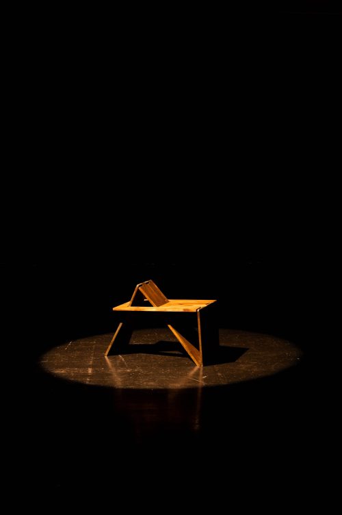 Hocker im Dunklen Raum Carsten_Schelling Entwurf 45 SoSe 2025 Bild: Melinay Bahar