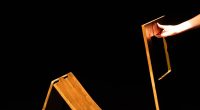 Hocker im Dunklen Raum wird auseinander gebaut Carsten_Schelling Entwurf 45 SoSe 2025 Bild: Melinay Bahar