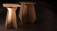 zwei Hocker im dunklen Raum Carsten_Schelling Entwurf 45 SoSe 2025 Bild: Mia Goreger