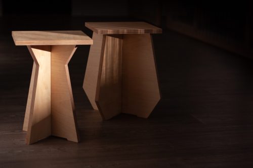 zwei Hocker im dunklen Raum Carsten_Schelling Entwurf 45 SoSe 2025 Bild: Mia Goreger