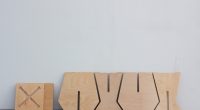 Auseinander genommen Hocker Lehen an weißer Wand Carsten_Schelling Entwurf 45 SoSe 2025 Bild: Mia Goreger