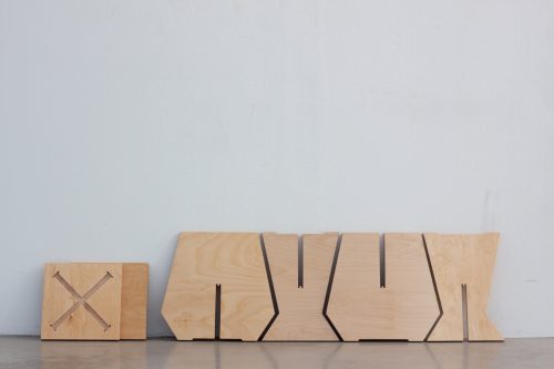 Auseinander genommen Hocker Lehen an weißer Wand Carsten_Schelling Entwurf 45 SoSe 2025 Bild: Mia Goreger