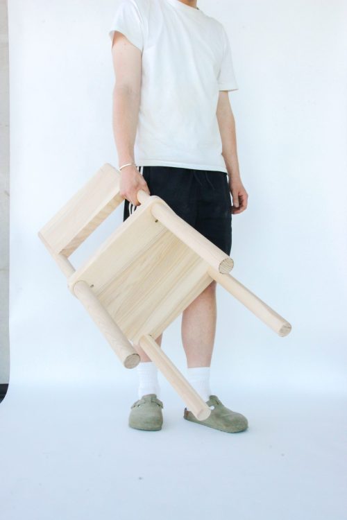 Mensch mit Stuhl in der Hand Carsten_Schelling Entwurf 45 SoSe 2025 Bild: Ole Helms