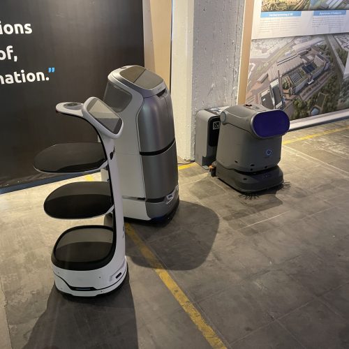 Drei helfende Roboter