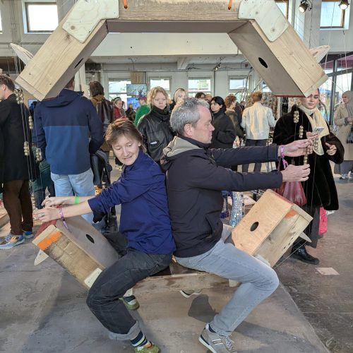 sechs eckige Sitzbank mit Menschen drauf