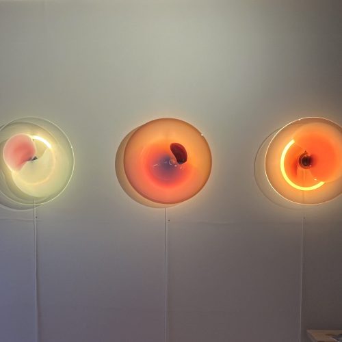 Drei Lampen an der Wand